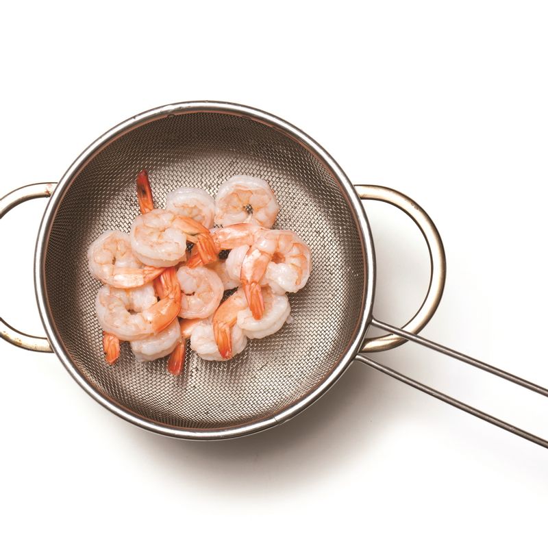 끓는 물에 소금을 약간 넣고 칵테일새우를 살짝 데쳐 물기를 빼주세요.
*Tip. 물미역은 생으로 먹어도 좋지만 향이 강해서 부담스럽다면 끓는 물에 살짝 데칩니다. 미역은 선명한 녹색이 되면 바로 건져 찬물에 헹구어 물기를 빼고 새우는 붉게 변하면 건져주세요!
