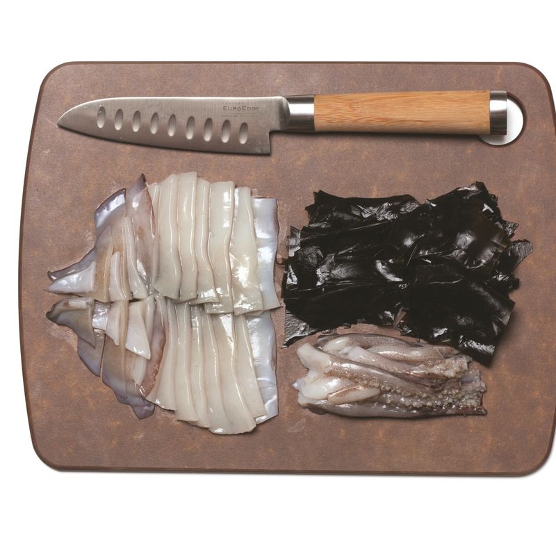 오징어와 미역을 한입 크기로 썰어 끓는 물에 살짝 데쳐주세요.