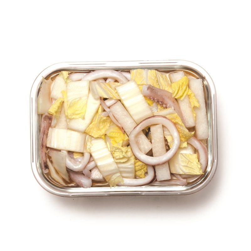 드레싱 재료를 냄비에 넣고 바르르 끓여주세요. 순서 1, 2를 밀폐용기에 담고 드레싱이 뜨거울 때 재료가 잠기도록 부어주세요.