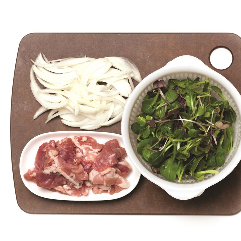 베이비채소돼지고기샐러드을 위한 재료 이미지로 베이비채소,돼지고기 앞다리살,양파 등으로 구성 되어있습니다.