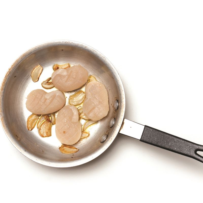 달군 프라이팬에 올리브유를 두르고 마늘을 향이 나도록 볶다가 관자를 넣고 익혀줍니다.