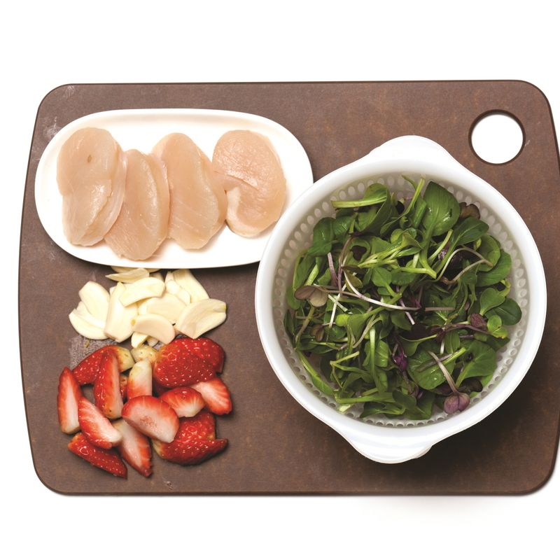 베이비채소는 깨끗이 씻어 물기를 제거해주세요. 마늘은 편으로 썰고, 딸기는 꼭지를 떼고 4등분 하고, 관자는 한입 크기로 자른 후 칼집을 내주세요.