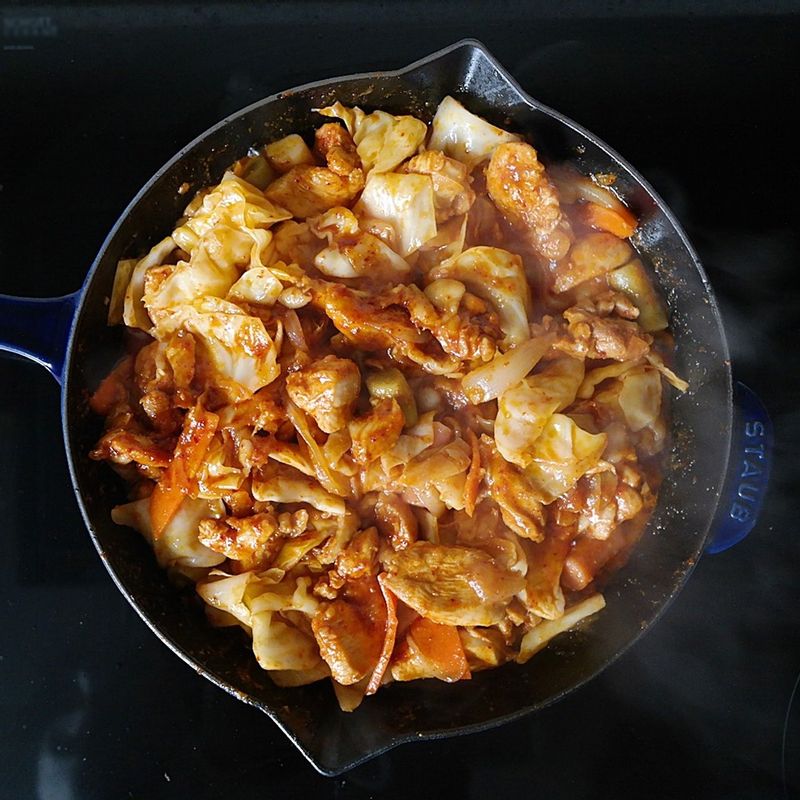 불을 줄여 조리다가 양념이 닭고기와 채소에 배면 불을 꺼주세요.