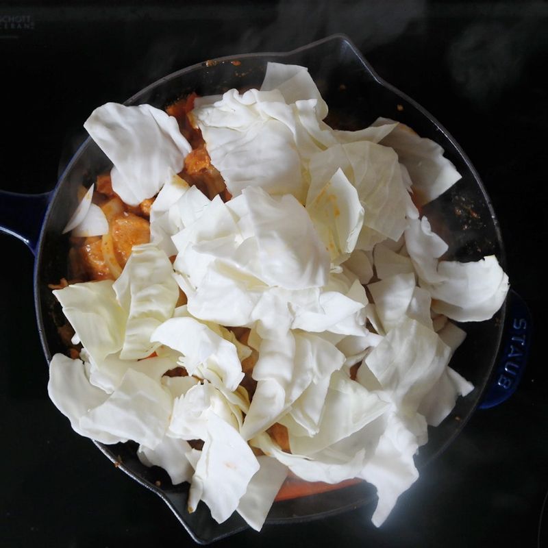 양배추는 한입 크기로 썰어주시고 홍고추, 청고추는 어슷하게 썰어 준비해주세요.
양배추, 홍고추, 청고추를 넣은 후 한 번 더 볶아주세요.