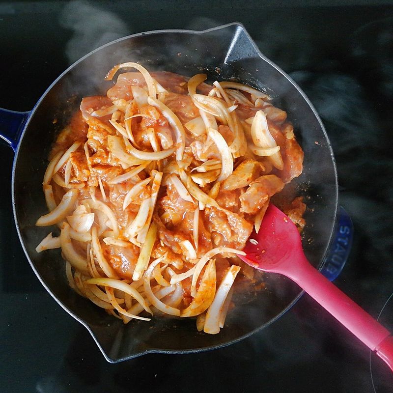 고구마, 당근은 0.5cm 두께로 썰어주세요. 양파는 얇게 채를 썰고 대파는 어슷하게 썰어 준비합니다.
팬에 기름을 약간 두르고 닭, 당근, 고구마를 넣고 볶아주세요. 고구마가 살짝 익으면 양파와 대파, 떡을 넣고 볶아주세요.