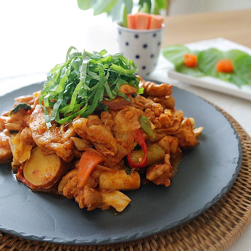 깻잎에 날치 알을 조금씩 올려 닭갈비와 함께 냅니다.