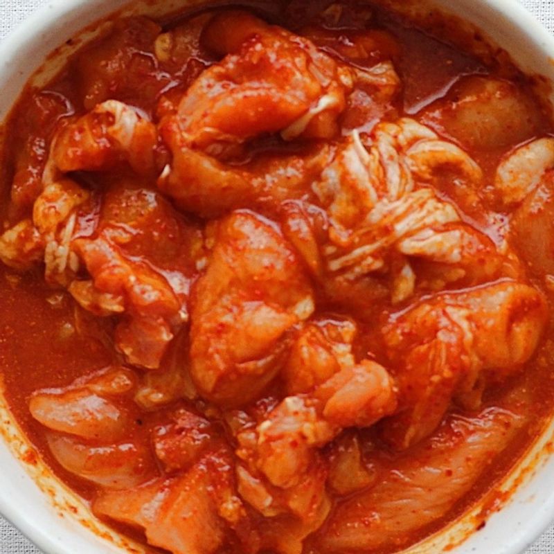 닭은 작게 자른 후 우유에 30분가량 담갔다 물로 헹궈주세요. 큰 볼에 양념 재료를 넣고 골고루 섞은 후 닭을 양념에 재워주세요.