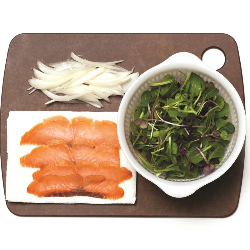 베이비채소연어샐러드을 위한 재료 이미지로 베이비채소,양파,연어,케이퍼 등으로 구성 되어있습니다.