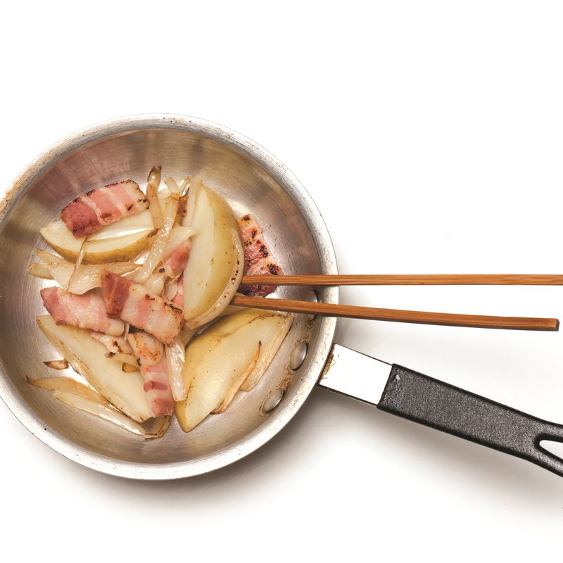 달군 프라이팬에 베이컨과 양파, 감자를 넣고 베이컨과 감자가 익을 때까지 볶아주세요.