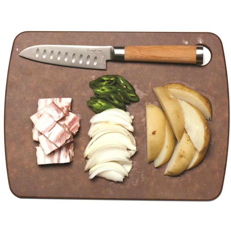 감자는 깨끗이 손질해 껍질째 웨지 모양으로 썰어 끓는 물에 데쳐주세요. 양파는 도톰하게 채를 썰고, 오이고추는 어슷하게 0.5cm 폭으로, 베이컨은 2cm 폭으로 썰어줍니다.