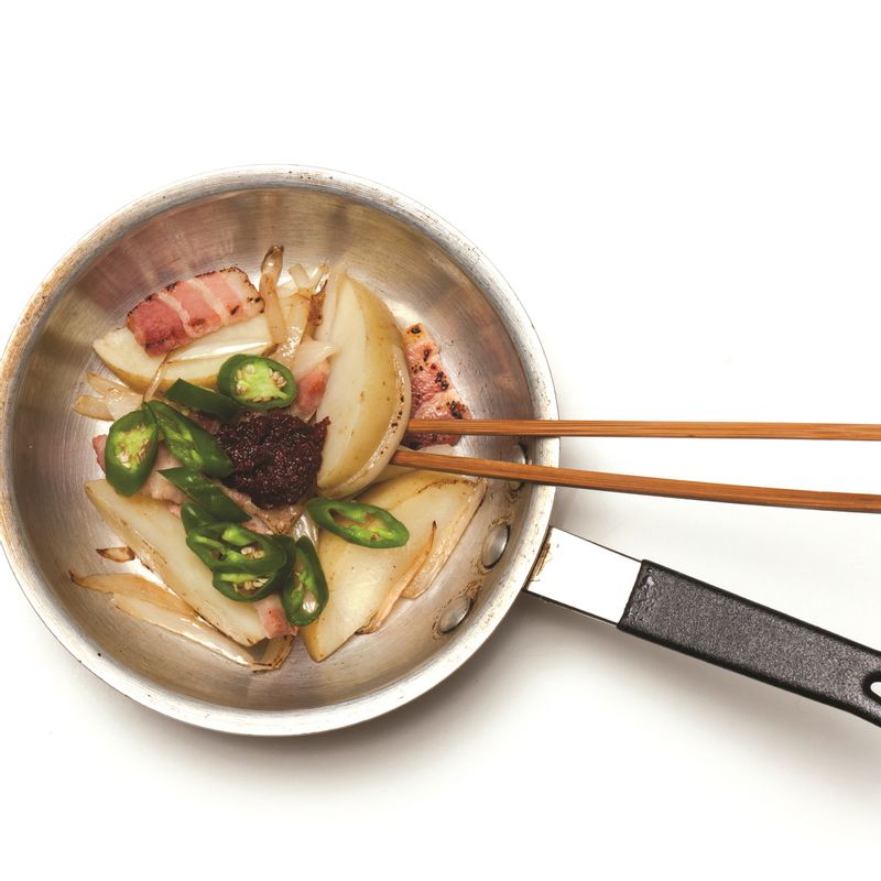 드레싱 재료와 오이고추를 넣고 한 번 더 살짝 볶아주세요.