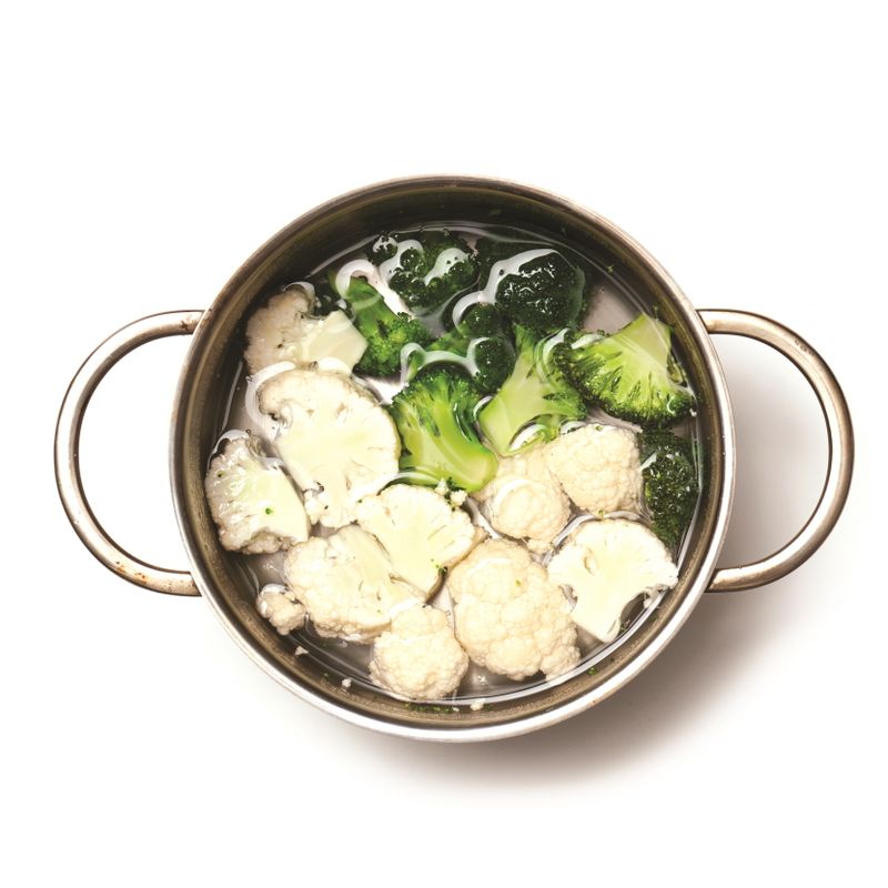 브로콜리감자샐러드을 위한 재료 이미지로 브로콜리,콜리플라워,감자 등으로 구성 되어있습니다.