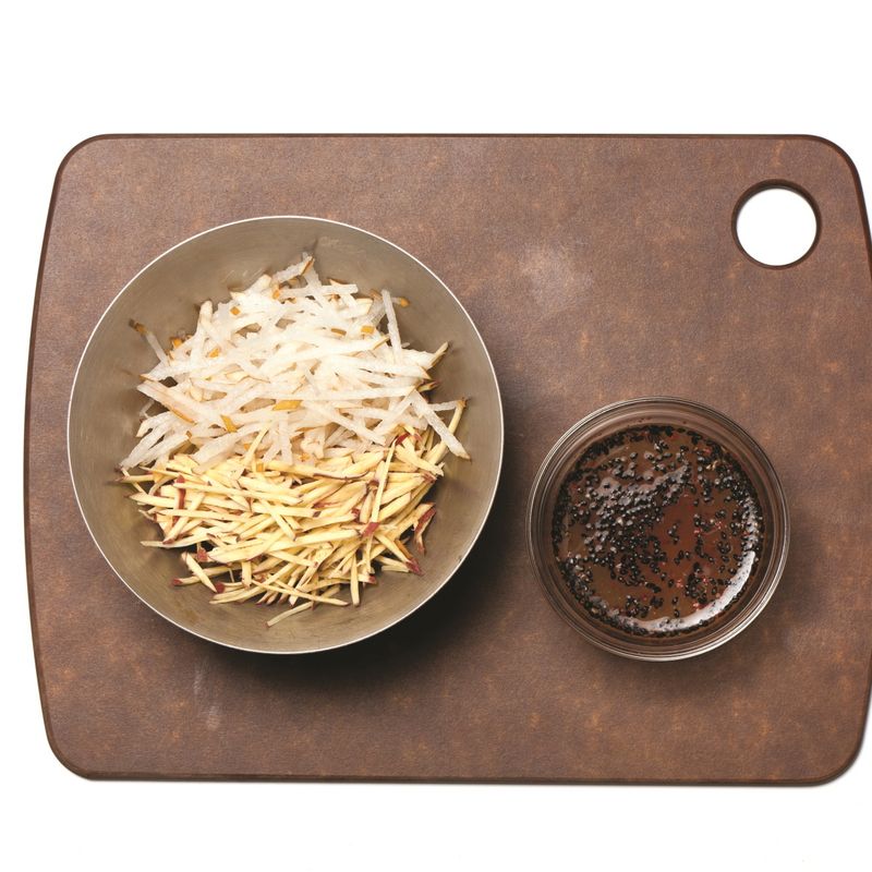 채를 썬 고구마와 배를 드레싱에 골고루 버무려주세요.