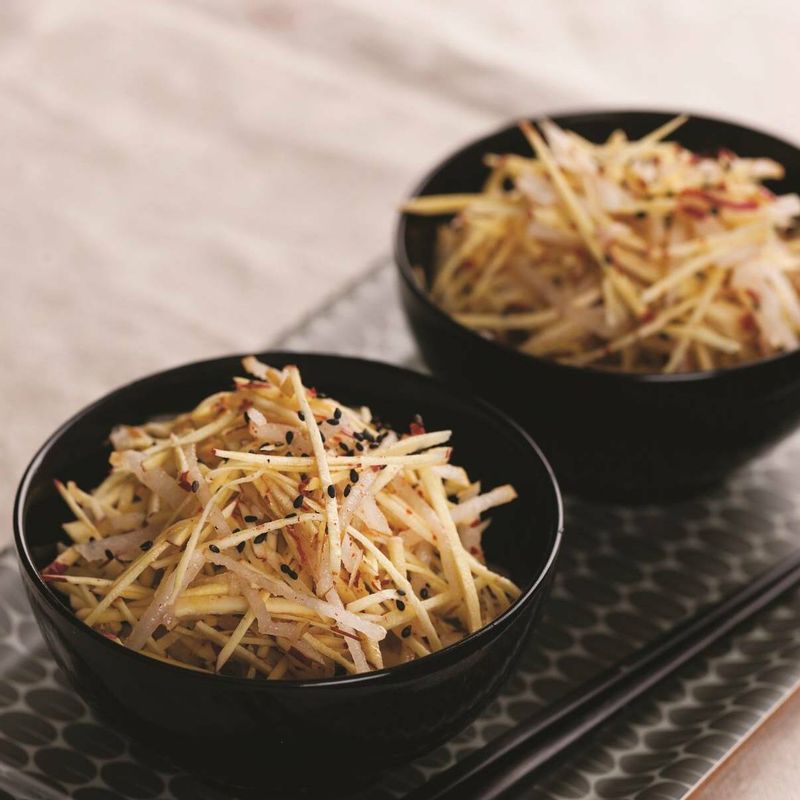 그릇에 담아 아삭한 배와 달달한 고구마의 식감을 음미하며 맛있게 즐겨보세요!