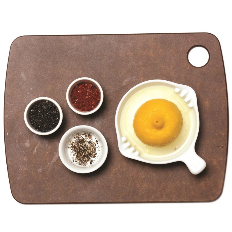 레몬즙을 짜서 나머지 드레싱 재료와 섞어주세요.