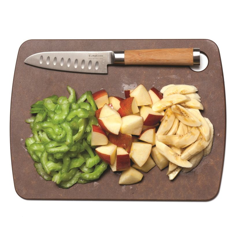 셀러리는 어슷하게 얇게 썰고 사과는 씨를 제거하고 껍질째 웨지 모양으로 썰어 4등분 해주세요. 바나나는 반으로 길게 가른 후 어슷하게 썰어주세요.