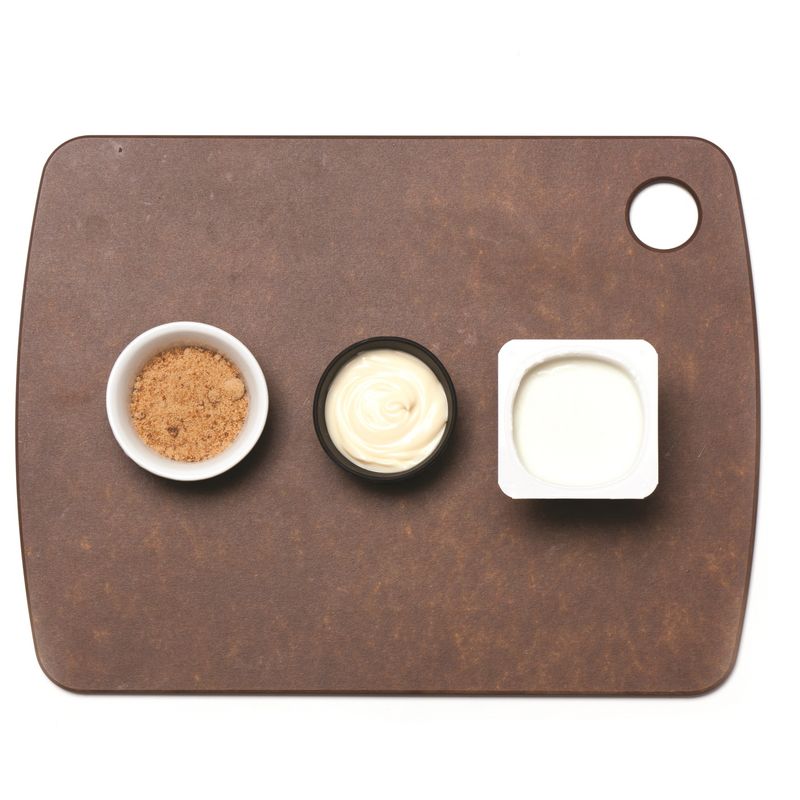 드레싱 재료를 잘 섞어 순서 1과 감말랭이에 골고루 버무려주세요.
*Tip. 감말랭이 만들기
감말랭이는 감 껍질을 벗기고 3∼4조각으로 자른 후 건조한 것으로 쫄깃하면서 자연스러운 단맛을 내줍니다. 김말랭이 대신 곶감이나 반건시를 활용해도 괜찮아요. 감을 말리면 비타민 A가 더 풍부해져 면역력을 높여주고 감기 예방에 효과적이에요!