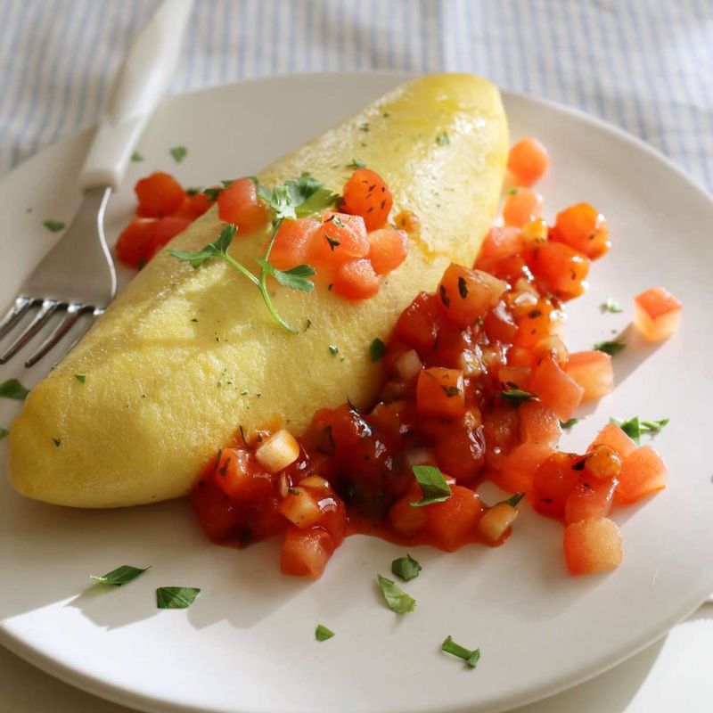 접시에 오믈렛을 담고 살사소스를 곁들여주세요.