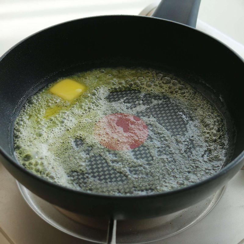 팬에 버터를 두른 후 달걀물을 준비해주세요.