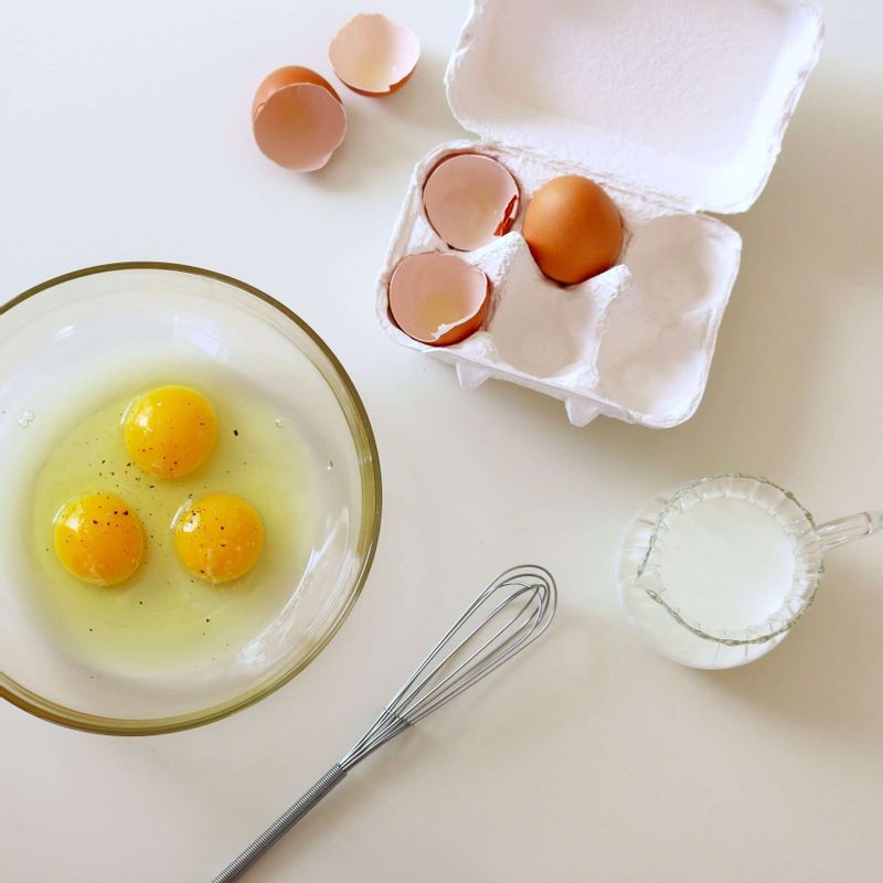 볼에 달걀을 넣고 달걀물 양념 재료를 더해 잘 섞어주세요.