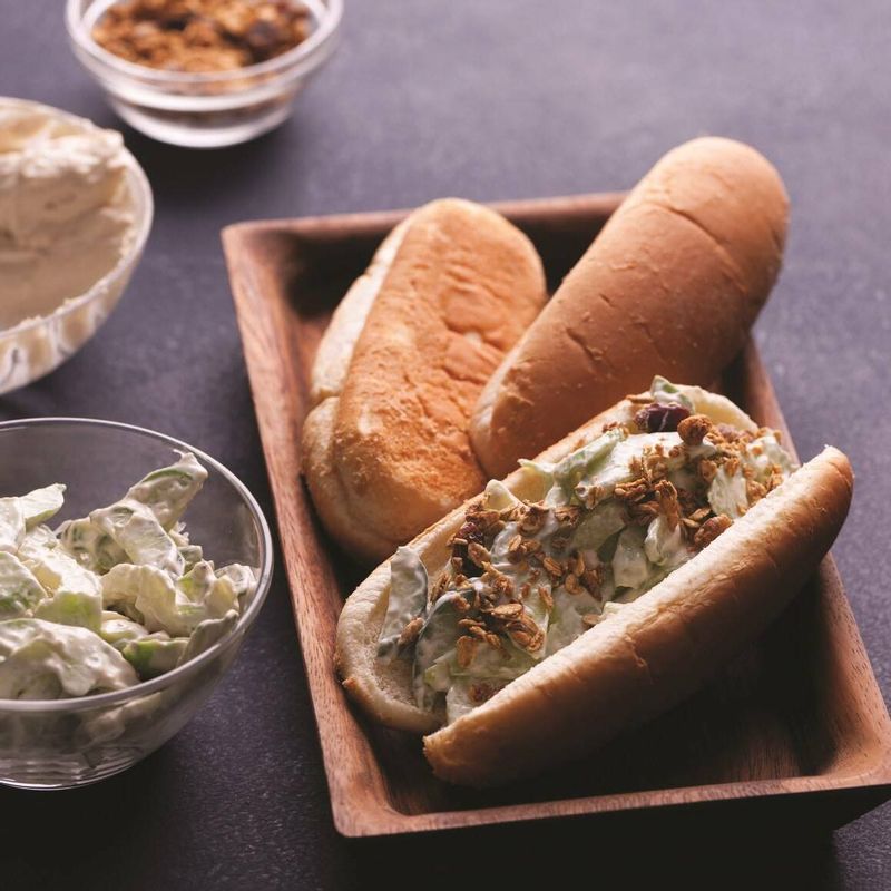 셀러리그래놀라치즈샐러드