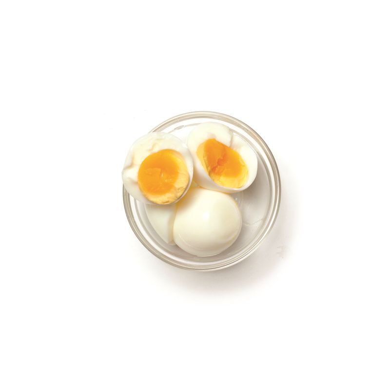 달걀은 8분간 반숙으로 삶아 껍질을 벗기고 으깨주세요.