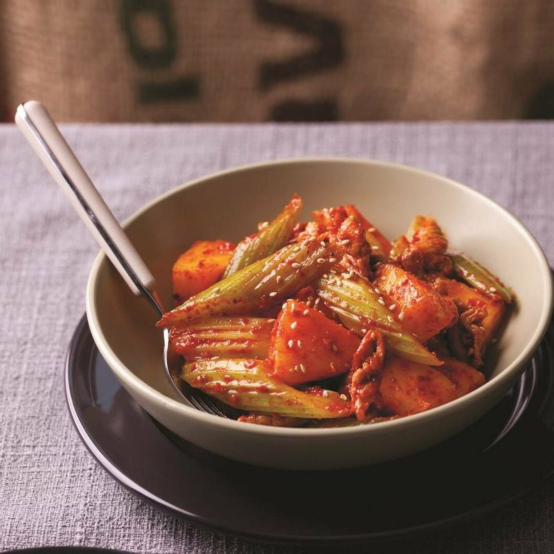 잘 볶아진 셀러리돼지고기볶음에 통깨를 뿌려 맛있게 즐기세요.