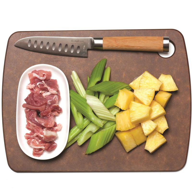 셀러리돼지고기볶음샐러드을 위한 재료 이미지로 셀러리,파인애플,돼지고기 앞다릿살,참기름,통깨 등으로 구성 되어있습니다.