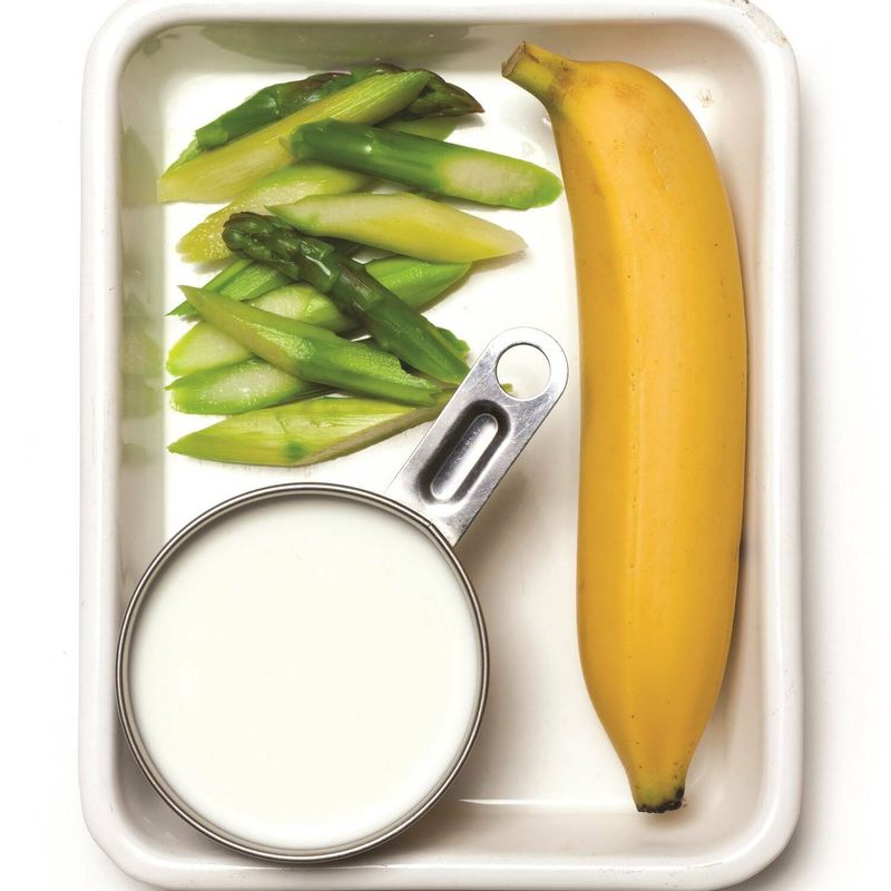 아스파라거스스무디을 위한 재료 이미지로 바나나,아스파라거스,우유 등으로 구성 되어있습니다.