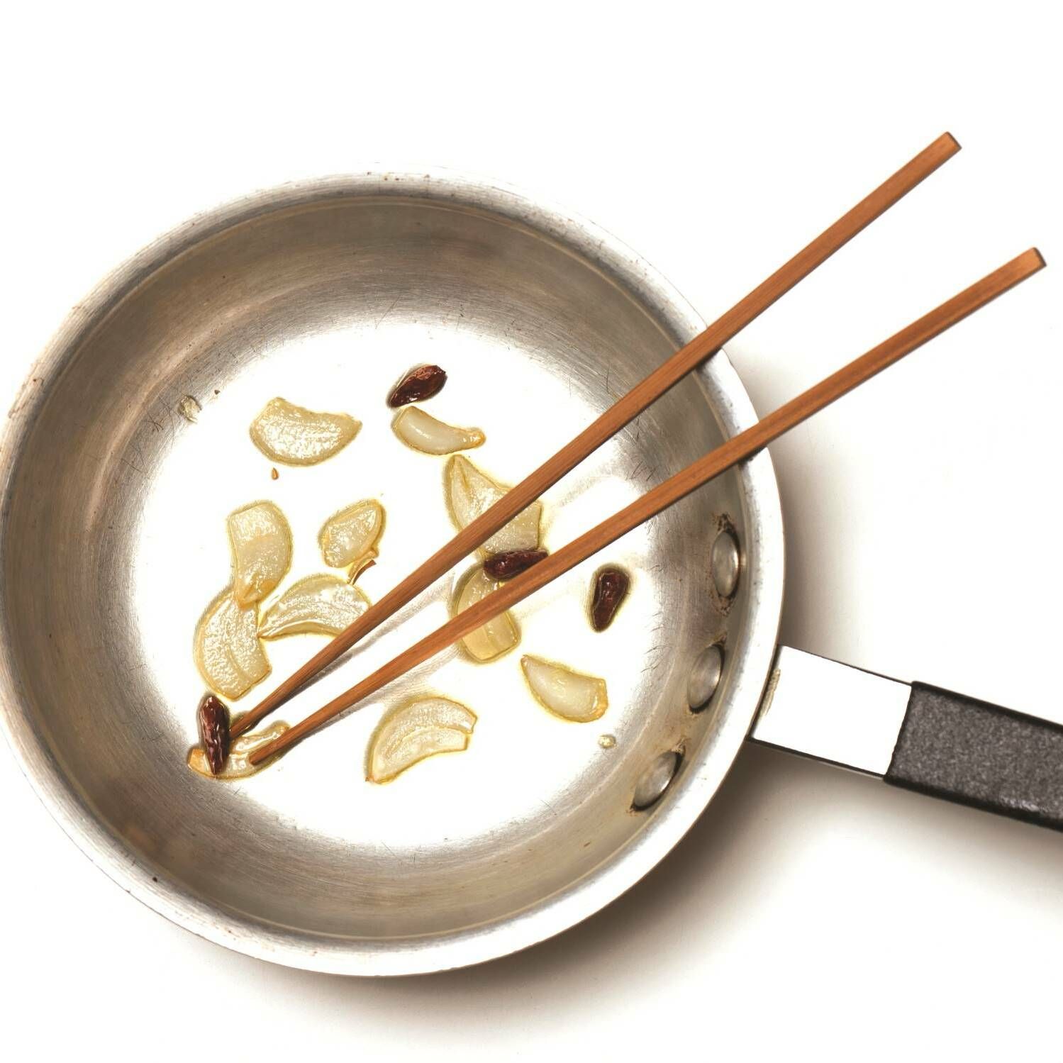 달군 프라이팬에 올리브유를 두른 후 마늘과 페페론치노를 넣고 향이 나도록 볶아주세요.