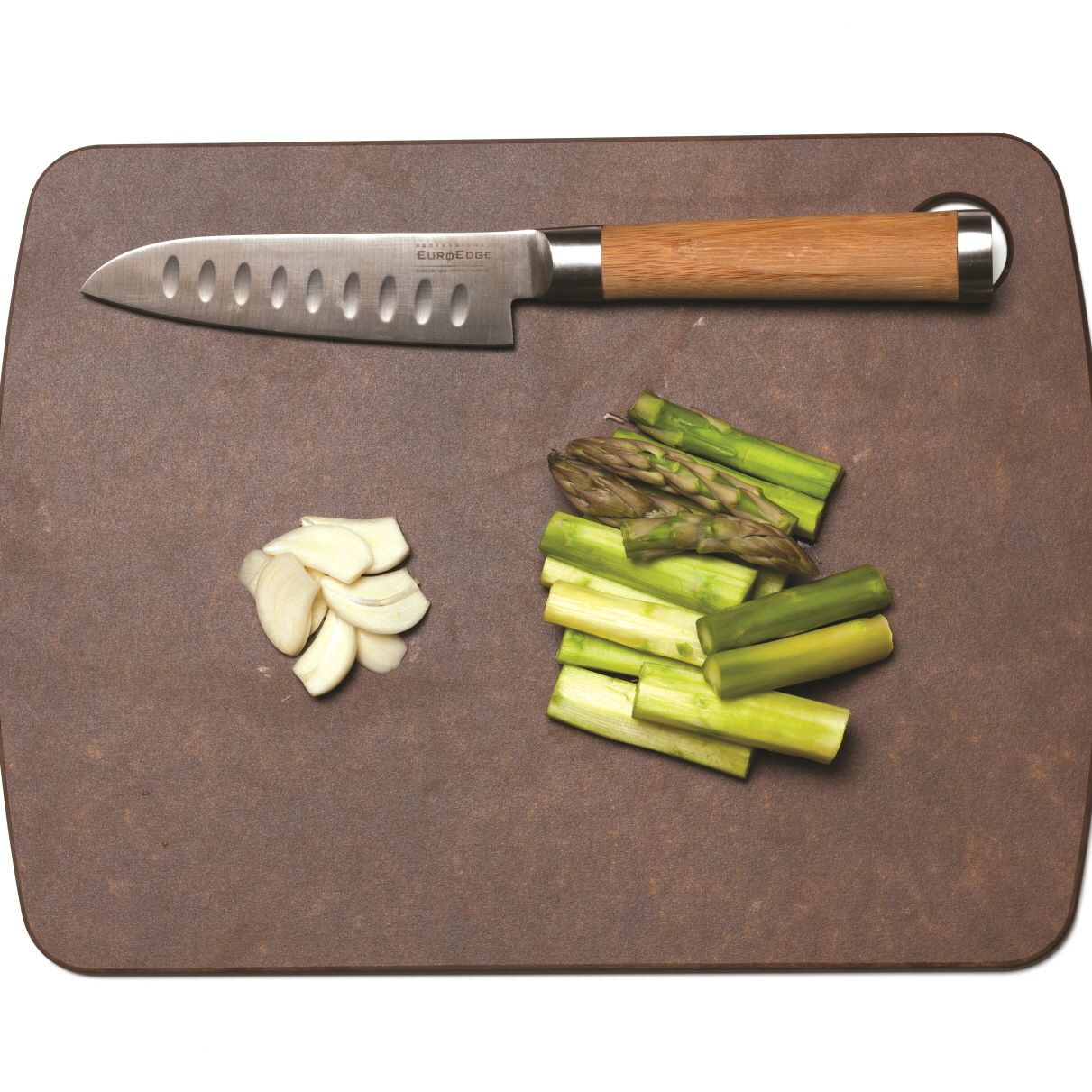 아스파라거스는 깨끗이 손질해 5cm 길이로 썰고, 마늘은 편으로 썰어주세요.