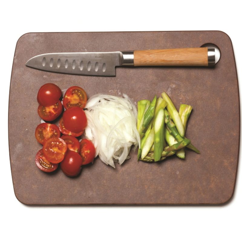 아스파라거스는 3cm 길이로 어슷하게 썰고 방울토마토는 반으로 자른 뒤 양파는 가늘게 채를 썰어주세요.