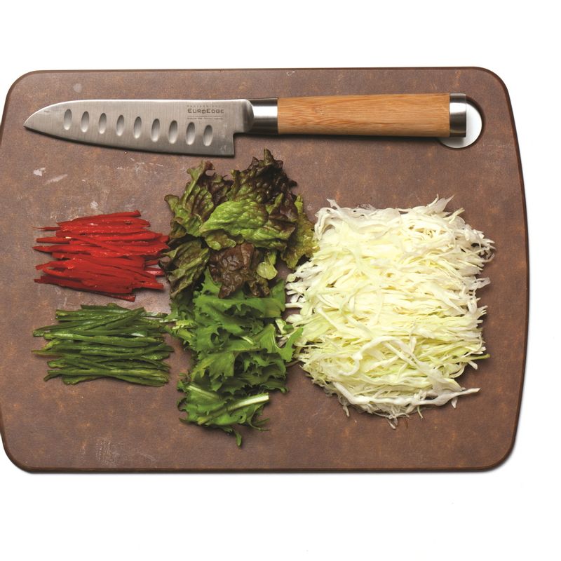 양배추누들샐러드을 위한 재료 이미지로 양배추,청고추, 홍고추,쌈채소 (상추, 치커리),베트남 쌀국수,땅콩 등으로 구성 되어있습니다.