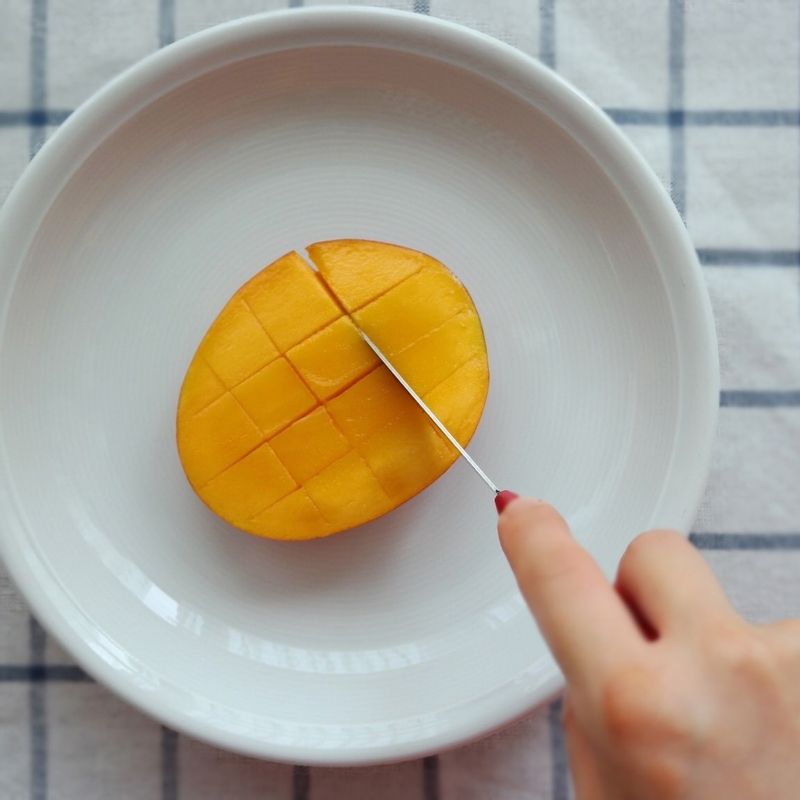 닭가슴살은 소금, 후추를 뿌려 밑간을 해주세요.
달군 팬에 기름을 살짝 두르고 밑간한 닭가슴살을 구운 후 2cm 두께로 잘라주세요.
망고는 가운데 씨가 있는 부분을 중심으로 3등분 하여 씨를 발라낸 후 바둑판 모양으로 칼집을 내어 도려내주세요.