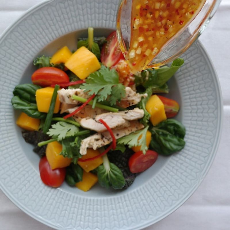 채소는 깨끗하게 씻은 후 체에 밭쳐 물기를 제거하고 한입 크기로 준비해주세요.
그릇에 샐러드용 채소와 방울토마토, 망고, 닭가슴살, 고수를 담고 드레싱 재료를 골고루 섞어 뿌려주세요.