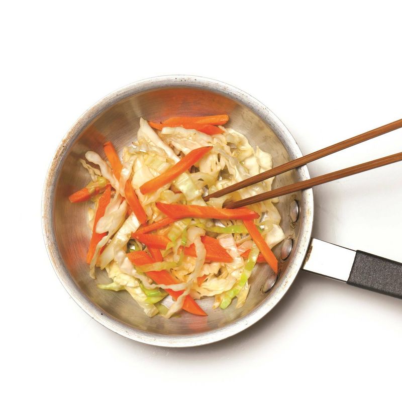 달군 프라이팬에 들기름을 두른 후 양배추와 당근을 넣고 볶아주세요.