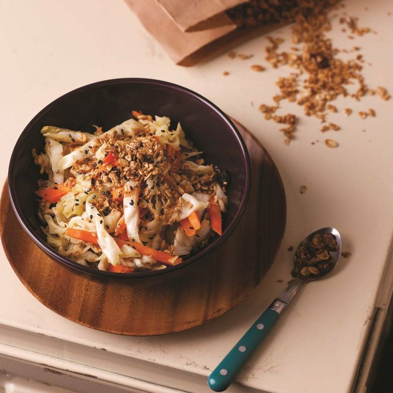 양배추볶음그래놀라샐러드