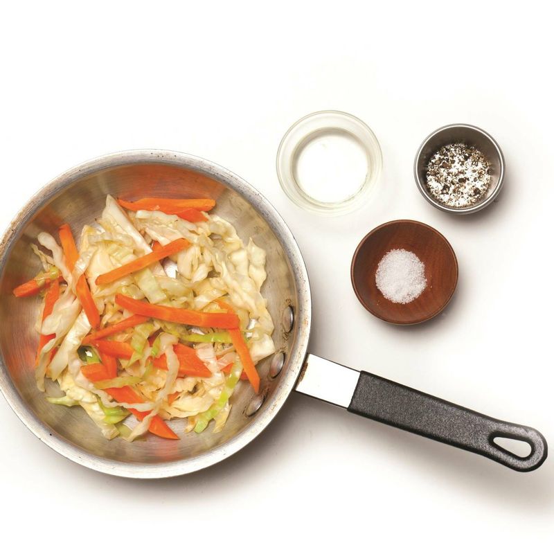 채소가 숨이 살짝 죽으면 사과식초와 소금, 후춧가루를 넣어 간을 맞춰주세요.