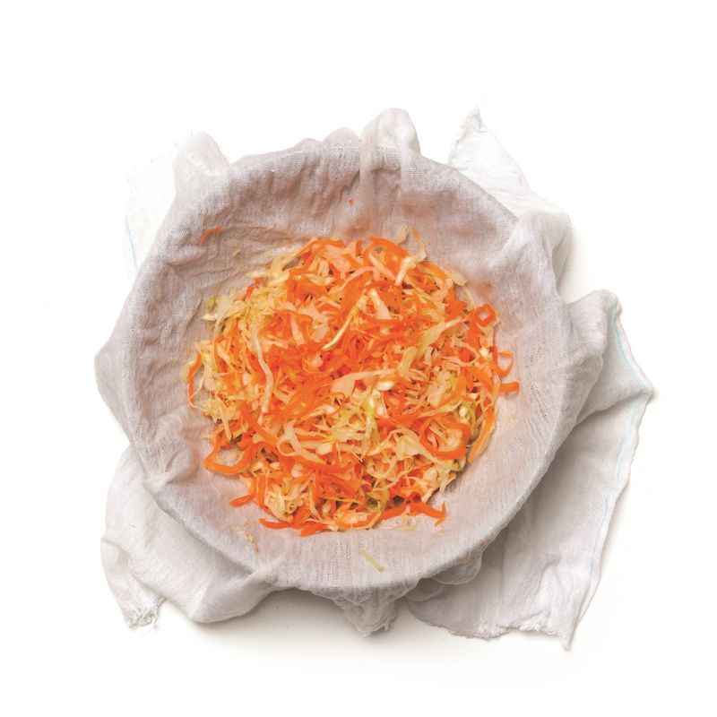 양배추와 당근에 소금을 뿌려 30분 이상 재웠다가 면포나 키친타월로 감싸 물기를 꼭 짜주세요.