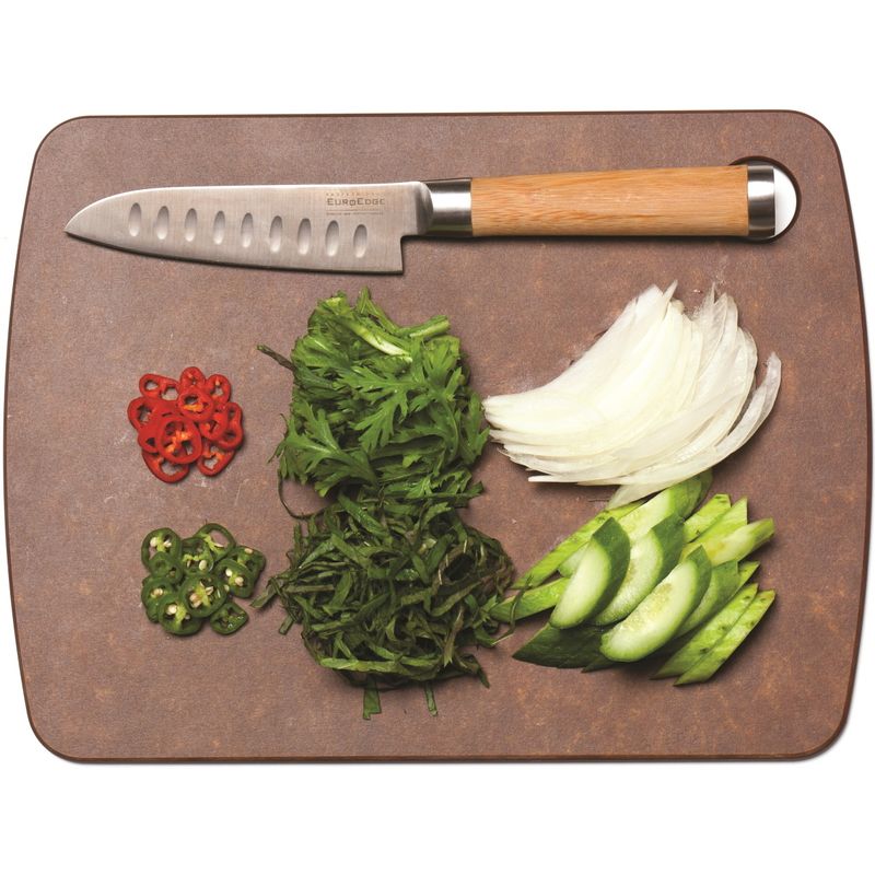 오이곤약샐러드을 위한 재료 이미지로 오이,양파,깻잎,청고추, 홍고추,쑥갓 등으로 구성 되어있습니다.