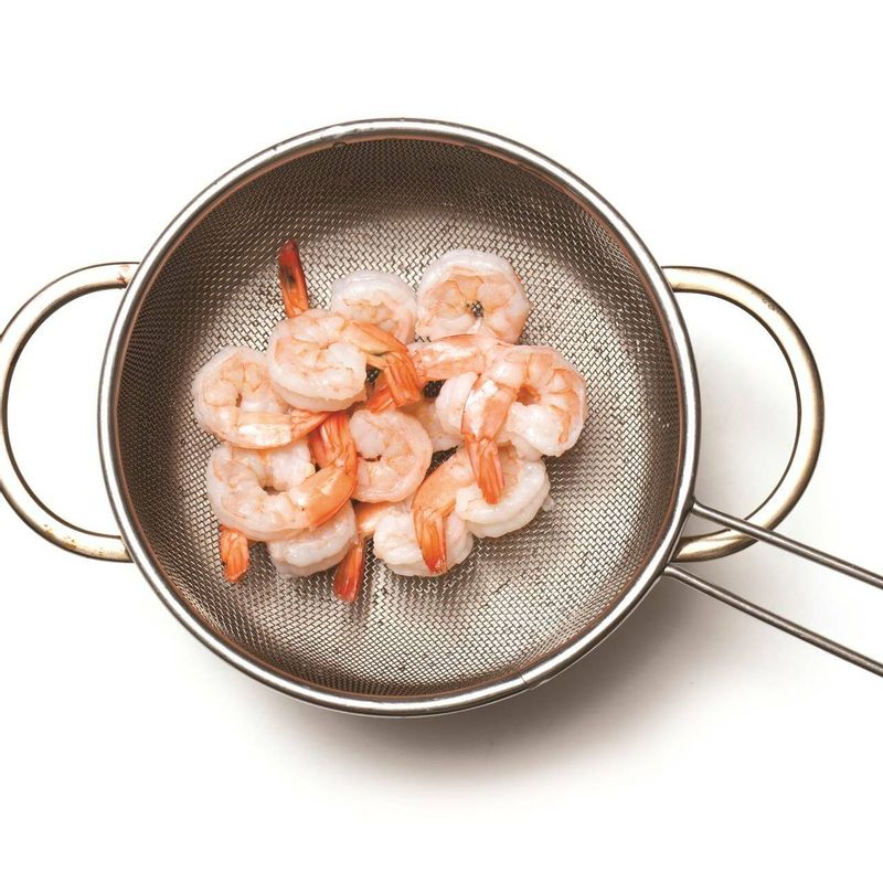 칵테일새우는 끓는 물에 살짝 데쳐주세요.