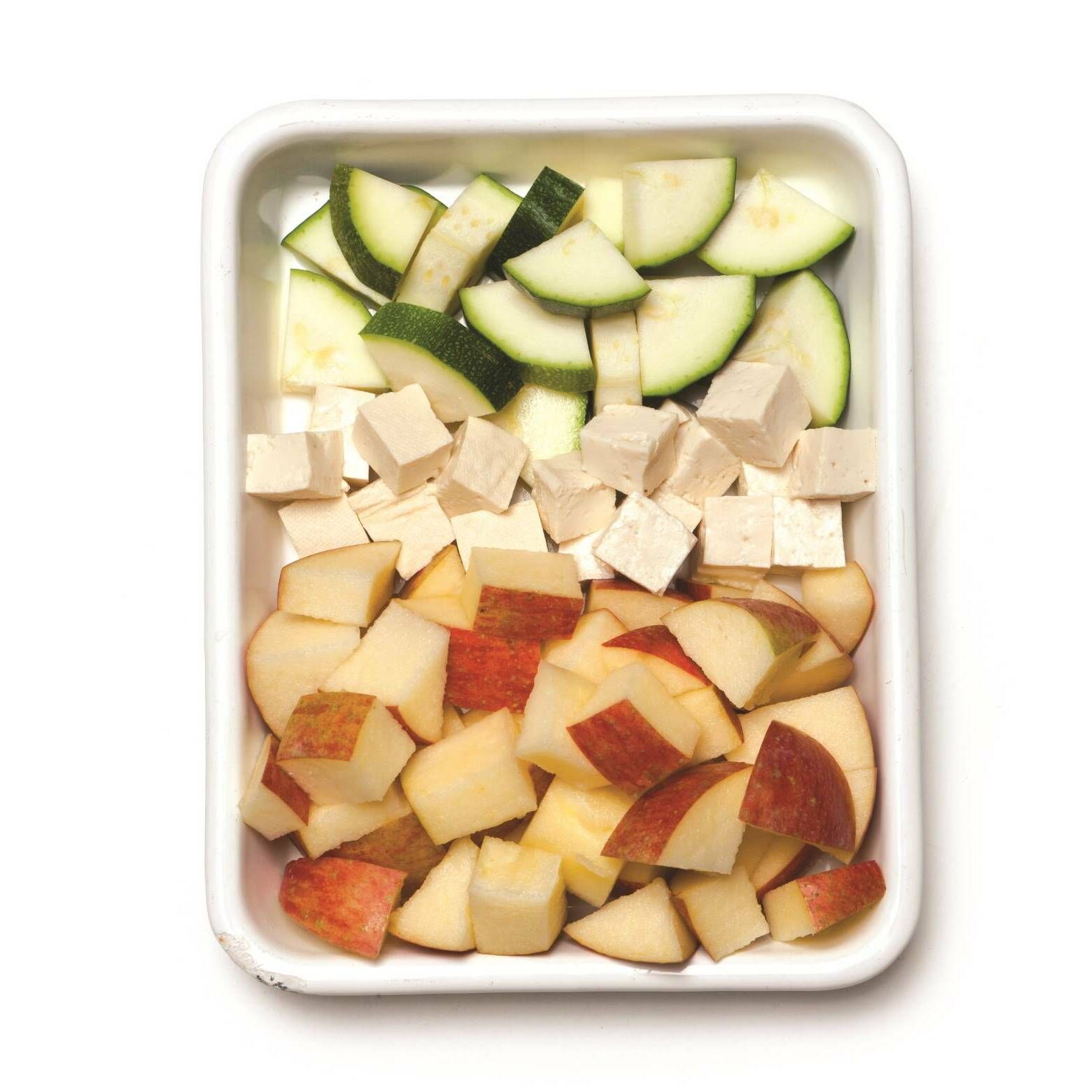 사과는 씨 부분을 제거하고 깍둑썰기하고 주키니호박은 꼭지를 잘라낸 뒤 두부와 같이 깍둑썰기 해주세요.