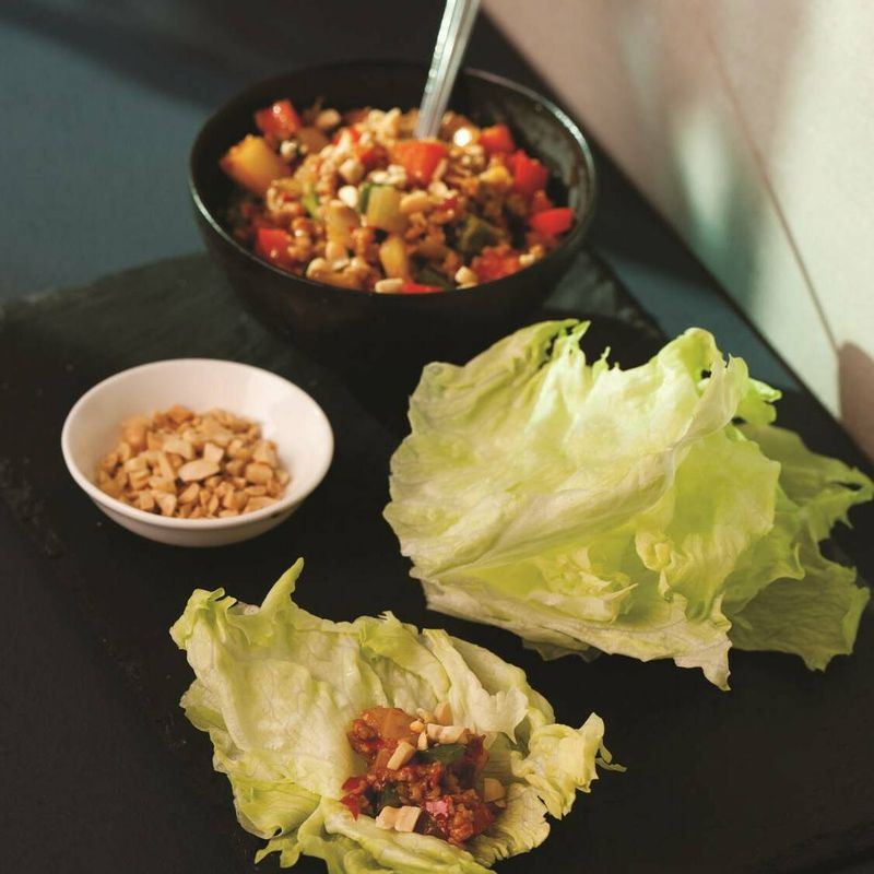 완성된 돼지고기 볶음에 부순 땅콩을 뿌린 뒤 양상추와 함께 맛있게 즐겨보세요!
Tip. 잎이 굵고 줄기가 있는 양상추의 흰 부분은 방망이로 가볍게 두들겨주면 먹기에 더 좋아요!