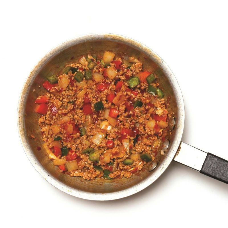 달군 프라이팬에 다진 마늘과 돼지고기, 양파를 넣고 볶다가 두반장, 피망을 넣고 한 번 더 볶아주세요.