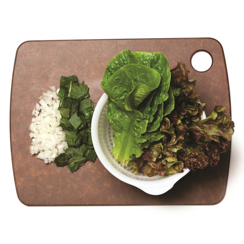 참치상추쌈샐러드을 위한 재료 이미지로 청상추,적상추,깻잎,양파,참치 통조림 등으로 구성 되어있습니다.