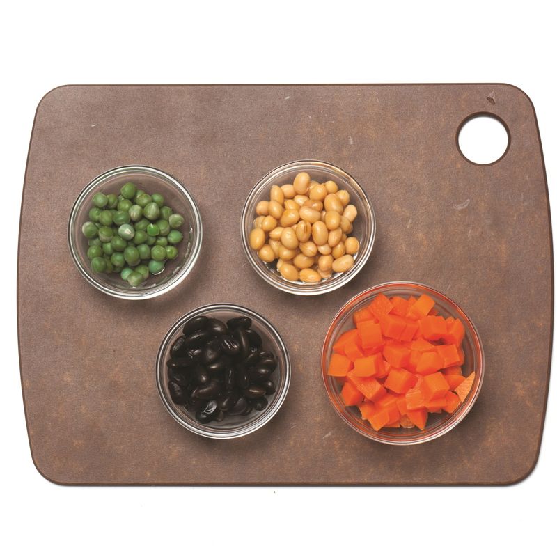 당근은 콩 크기로 잘라 1분 정도 끓는 물에 데쳐주세요. 흰콩과 검은콩은 하룻밤 불린 후 2배 정도의 물을 넣고 30분 정도 삶고, 완두콩은 10분 정도 삶아주세요.