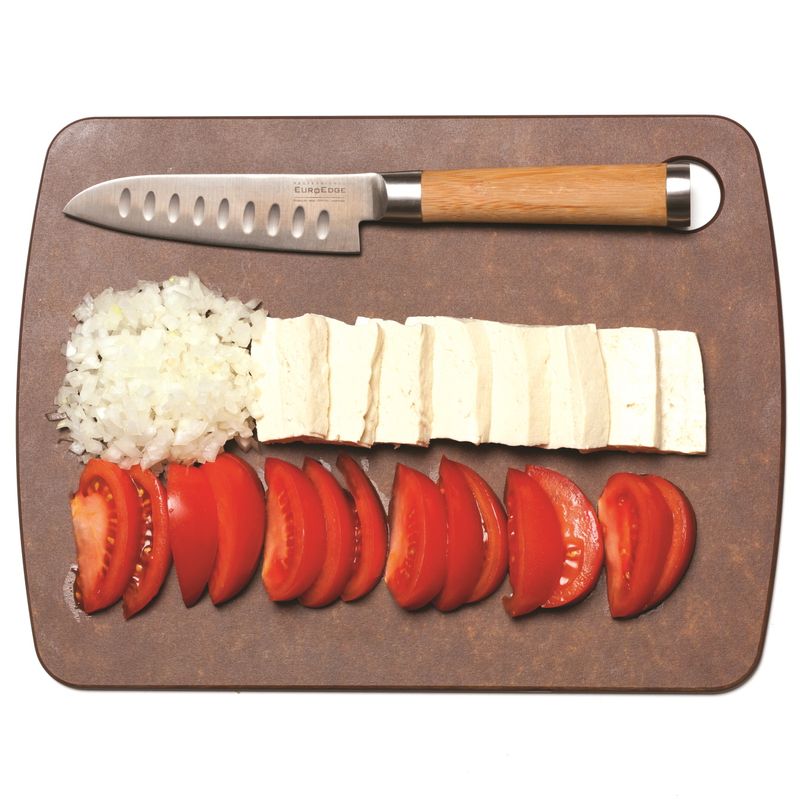 토마토바질페스토샐러드을 위한 재료 이미지로 토마토,양파,두부 등으로 구성 되어있습니다.