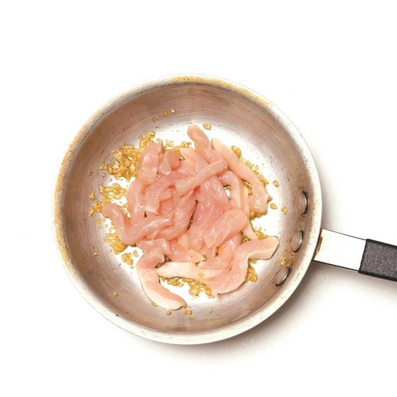 달군 프라이팬에 올리브유를 두르고 다진 마늘을 향이 나게 볶은 후 닭가슴살을 넣고 노릇하게 볶아주세요.