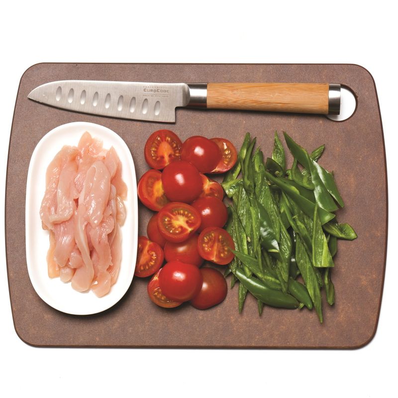 토마토오이고추샐러드을 위한 재료 이미지로 방울토마토,오이고추,닭가슴살,올리브유,다진 마늘 등으로 구성 되어있습니다.