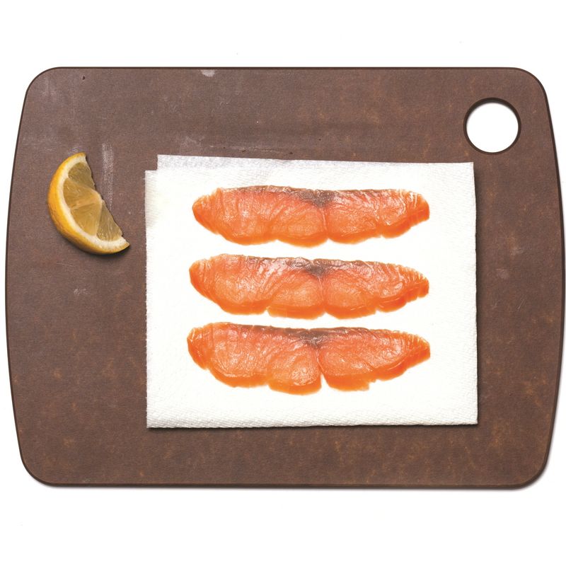 훈제연어는 키친타월로 눌러 기름기를 제거한 후 레몬즙을 뿌려 비린 맛을 없애고 먹기 좋은 크기로 썰어주세요.